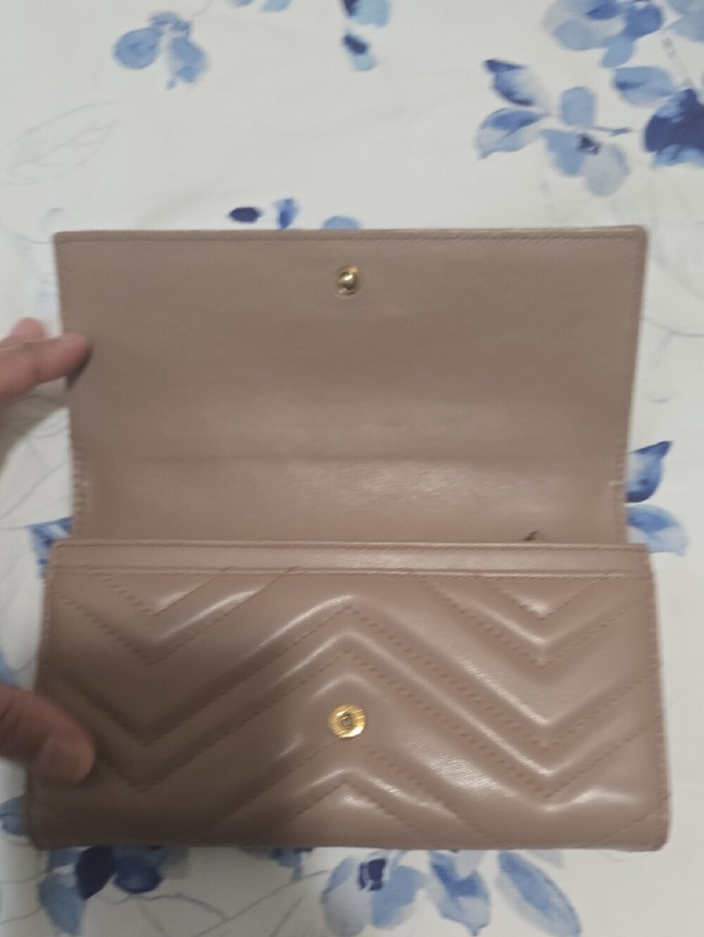 Gucci Authentic Chevron Quilted Leather Wallet in Taupe with Gold GG - Picture 3 of 5